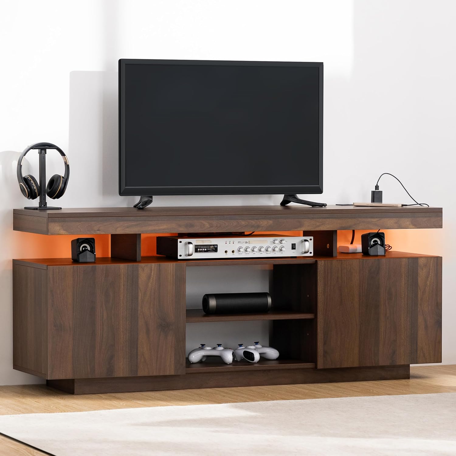Gaming Console Room - 電源コンセントと収納スペース付きLEDテレビスタンド、リビングルーム用LEDライト付きゲーミングメディアコンソール、ウォールナット55インチ、カスタマイズ可能